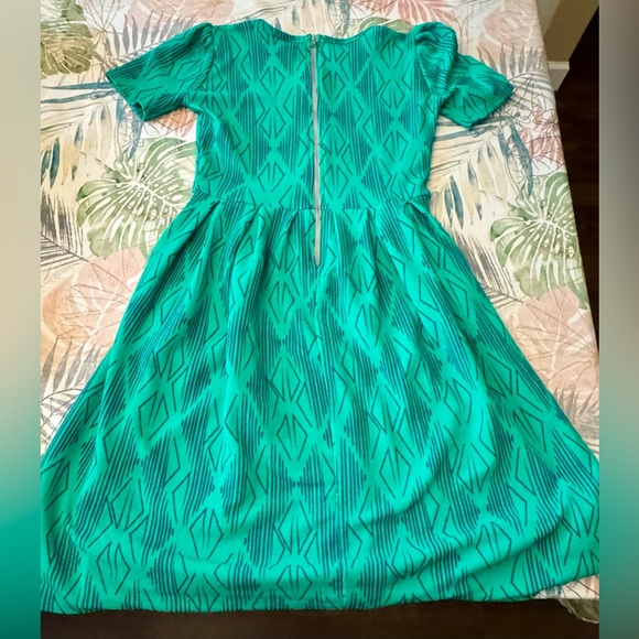 Amelia LuLaRoe Green Fit and Flare Midi Dress with pockets - Picture 5 of 7